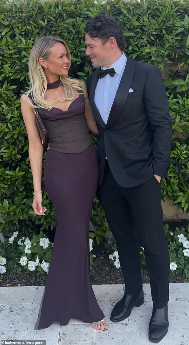 Cầu thủ nổi tiếng bị bắt quả tang ngoại t&igrave;nh với bạn th&acirc;n của vợ ngay trong xe hơi, h&ocirc;n nh&acirc;n 7 năm tan vỡ- Ảnh 1.