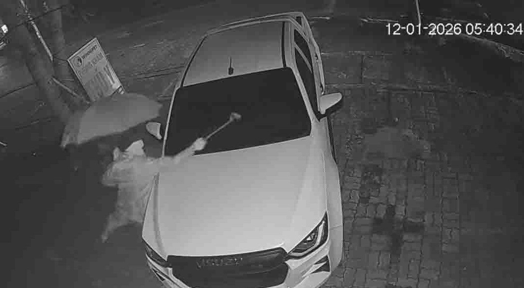 Tạm giữ người mặc &aacute;o mưa, che &ocirc; k&iacute;n mặt đập ph&aacute; &ocirc; t&ocirc; nh&agrave; h&agrave;ng x&oacute;m- Ảnh 1.