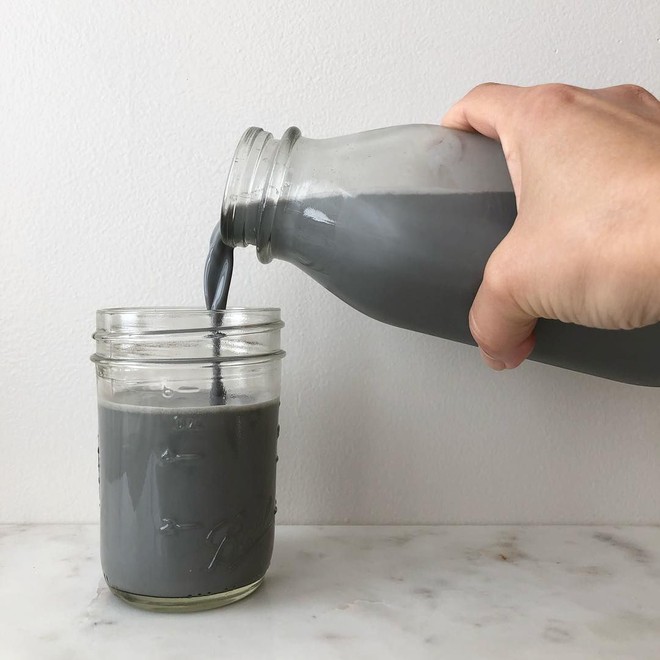 Thứ nước m&agrave;u đen kh&ocirc;ng bắt mắt nhưng uống v&agrave;o t&oacute;c đẹp th&ocirc;i rồi: U60 đầu kh&ocirc;ng t&oacute;c bạc cũng nhờ vậy- Ảnh 6.