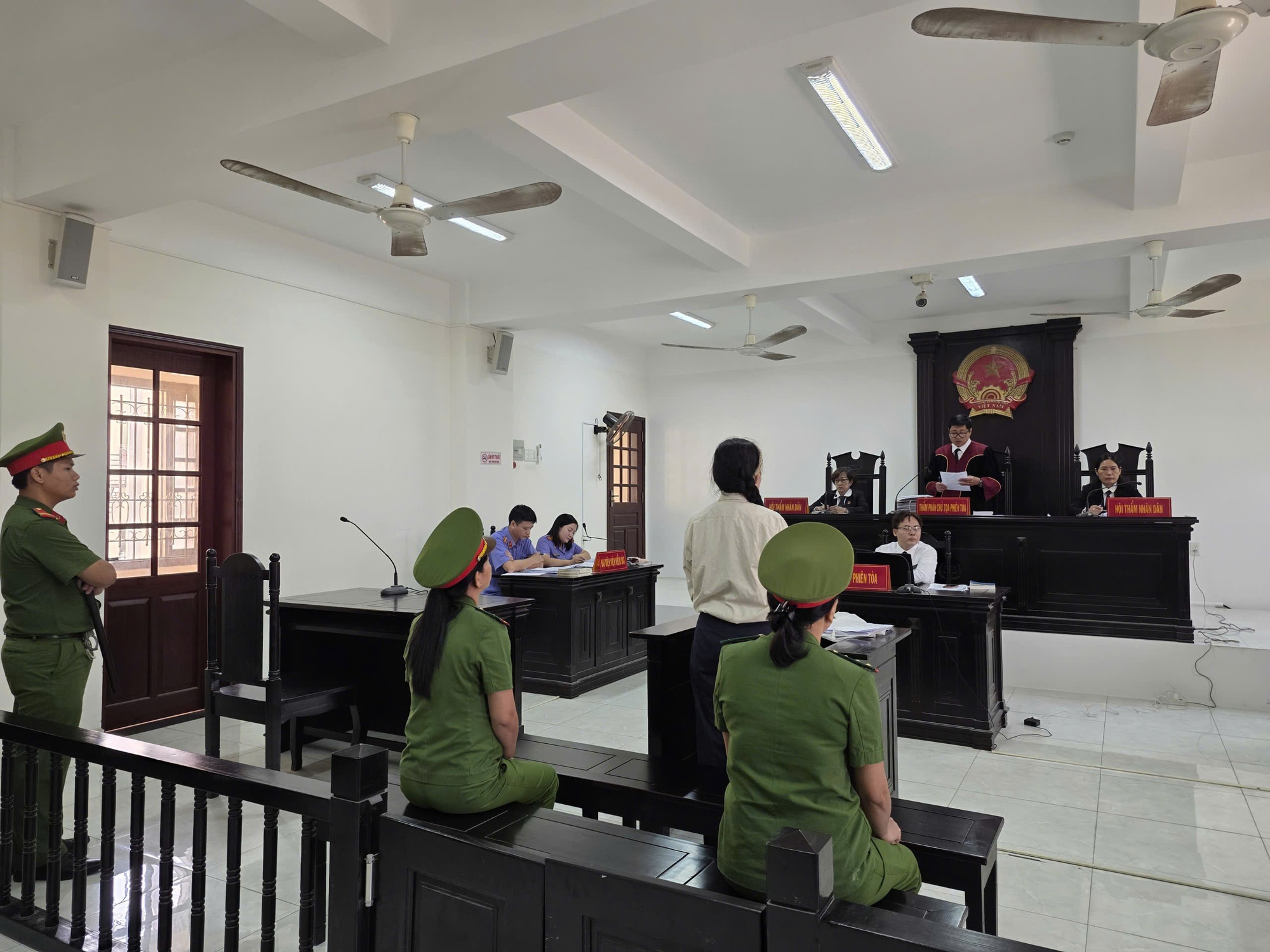 Vợ chồng b&agrave; Nguyễn Phương Hằng kh&ocirc;ng đến to&agrave; theo giấy triệu tập, b&agrave; Đinh Lan muốn ho&atilde;n phi&ecirc;n to&agrave;- Ảnh 4.