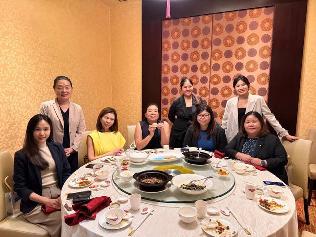 Mời họp lớp 15 người, đến nơi gấp đ&ocirc;i "qu&acirc;n số": Chủ tiệc l&agrave;m một điều khiến cả b&agrave;n ăn chết lặng- Ảnh 2.