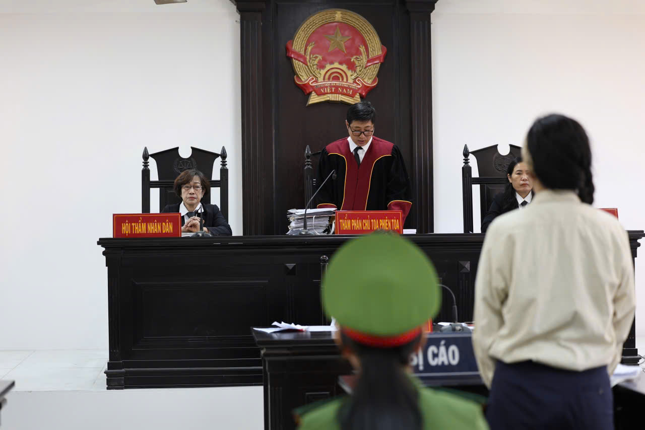 Vợ chồng b&agrave; Nguyễn Phương Hằng kh&ocirc;ng đến to&agrave; theo giấy triệu tập, b&agrave; Đinh Lan muốn ho&atilde;n phi&ecirc;n to&agrave;- Ảnh 1.