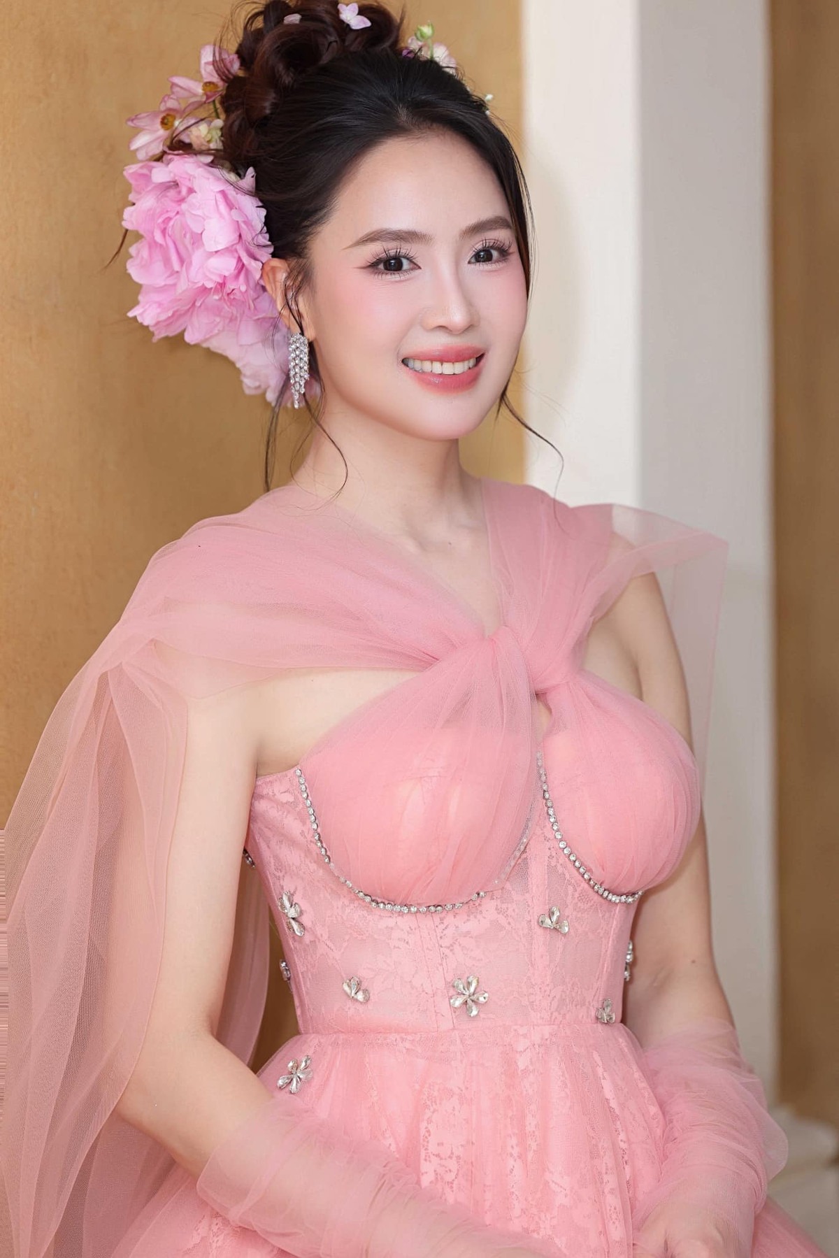 Mỹ nh&acirc;n được cả showbiz n&acirc;ng niu như b&aacute;u vật, 42 tuổi vẫn l&agrave; 