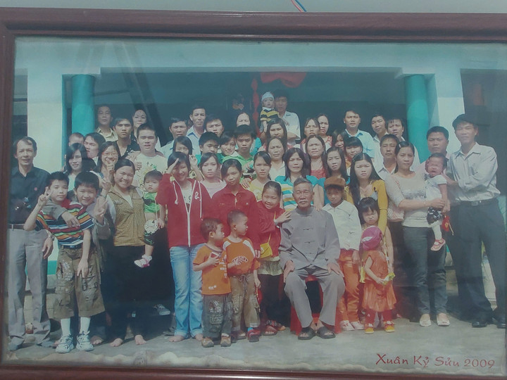 Bộ ảnh đại gia đ&igrave;nh Gia Lai gần 100 người g&acirc;y sốt v&igrave; được chụp đều đặn 22 năm- Ảnh 3.