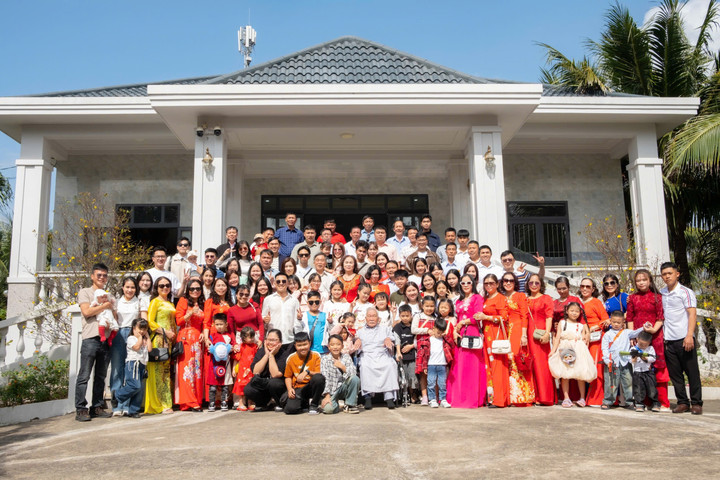 Bộ ảnh đại gia đ&igrave;nh Gia Lai gần 100 người g&acirc;y sốt v&igrave; được chụp đều đặn 22 năm- Ảnh 1.