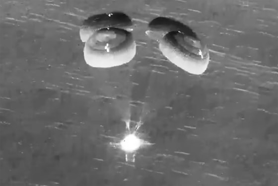 Khoảnh khắc lịch sử: 4 phi h&agrave;nh gia vừa trở về Tr&aacute;i đất sau 1 sự kiện chưa từng c&oacute; tiền lệ!- Ảnh 1.