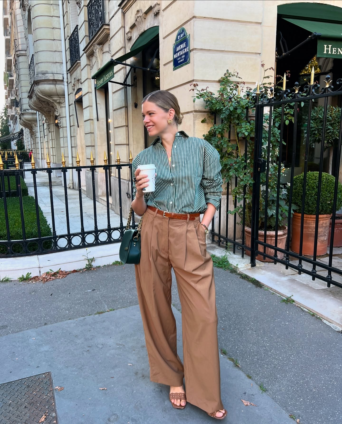 Phụ nữ Ph&aacute;p diện quần ống rộng với 5 mẫu &aacute;o, ai th&iacute;ch style đơn giản c&agrave;ng n&ecirc;n tham khảo- Ảnh 3.