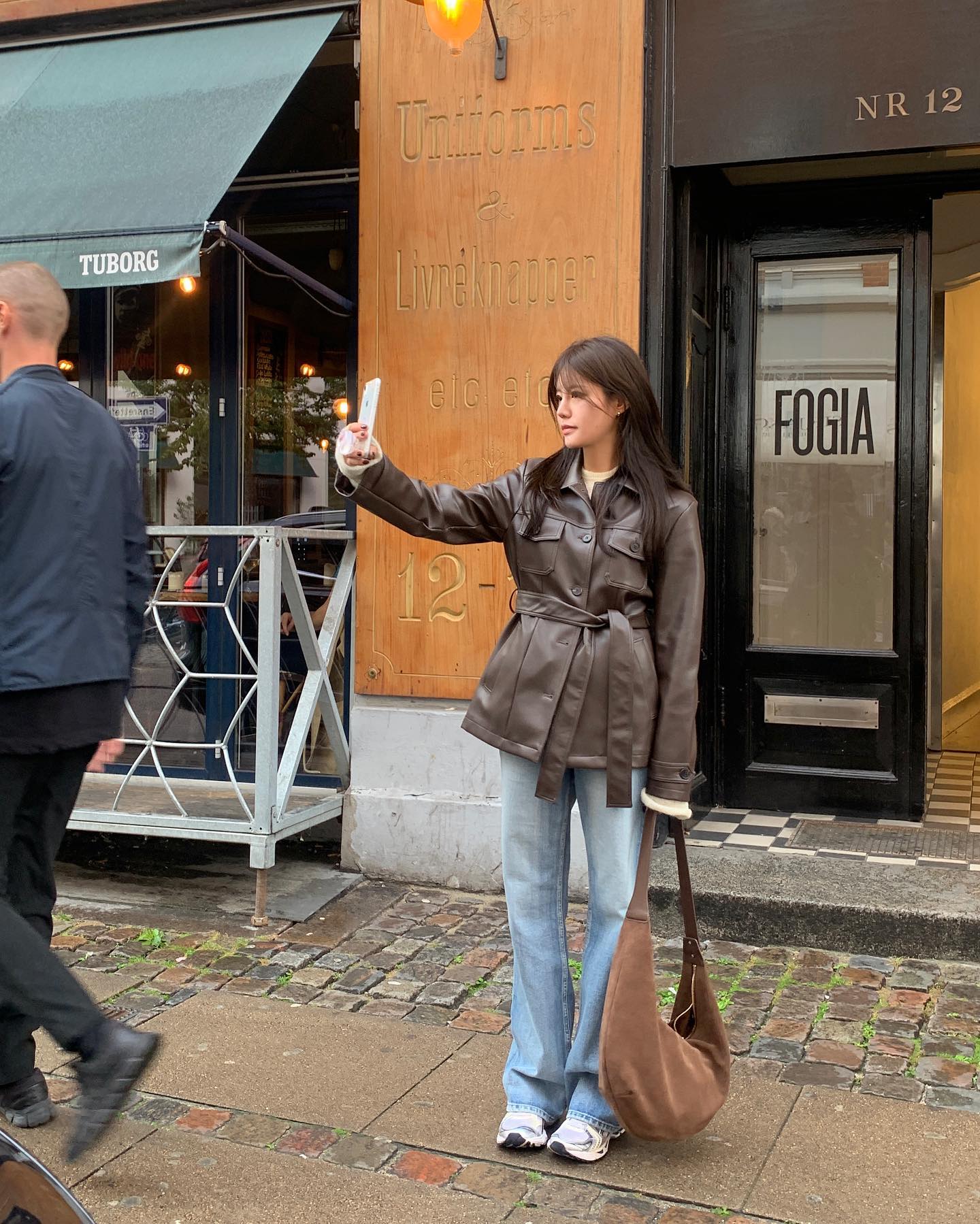 Xu hướng mặc đồ n&acirc;u từ năm ngo&aacute;i tới b&acirc;y giờ vẫn hot: 5 c&aacute;ch mix rất sang m&agrave; kh&ocirc;ng cộng tuổi- Ảnh 10.