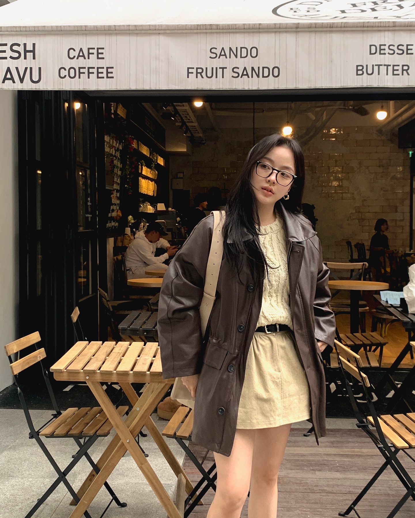 Xu hướng mặc đồ n&acirc;u từ năm ngo&aacute;i tới b&acirc;y giờ vẫn hot: 5 c&aacute;ch mix rất sang m&agrave; kh&ocirc;ng cộng tuổi- Ảnh 6.