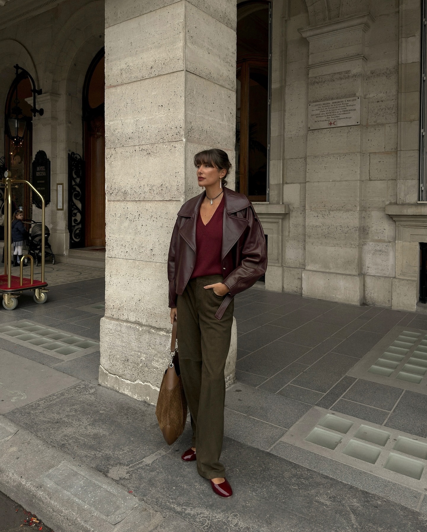 Phụ nữ Ph&aacute;p diện quần ống rộng với 5 mẫu &aacute;o, ai th&iacute;ch style đơn giản c&agrave;ng n&ecirc;n tham khảo- Ảnh 8.