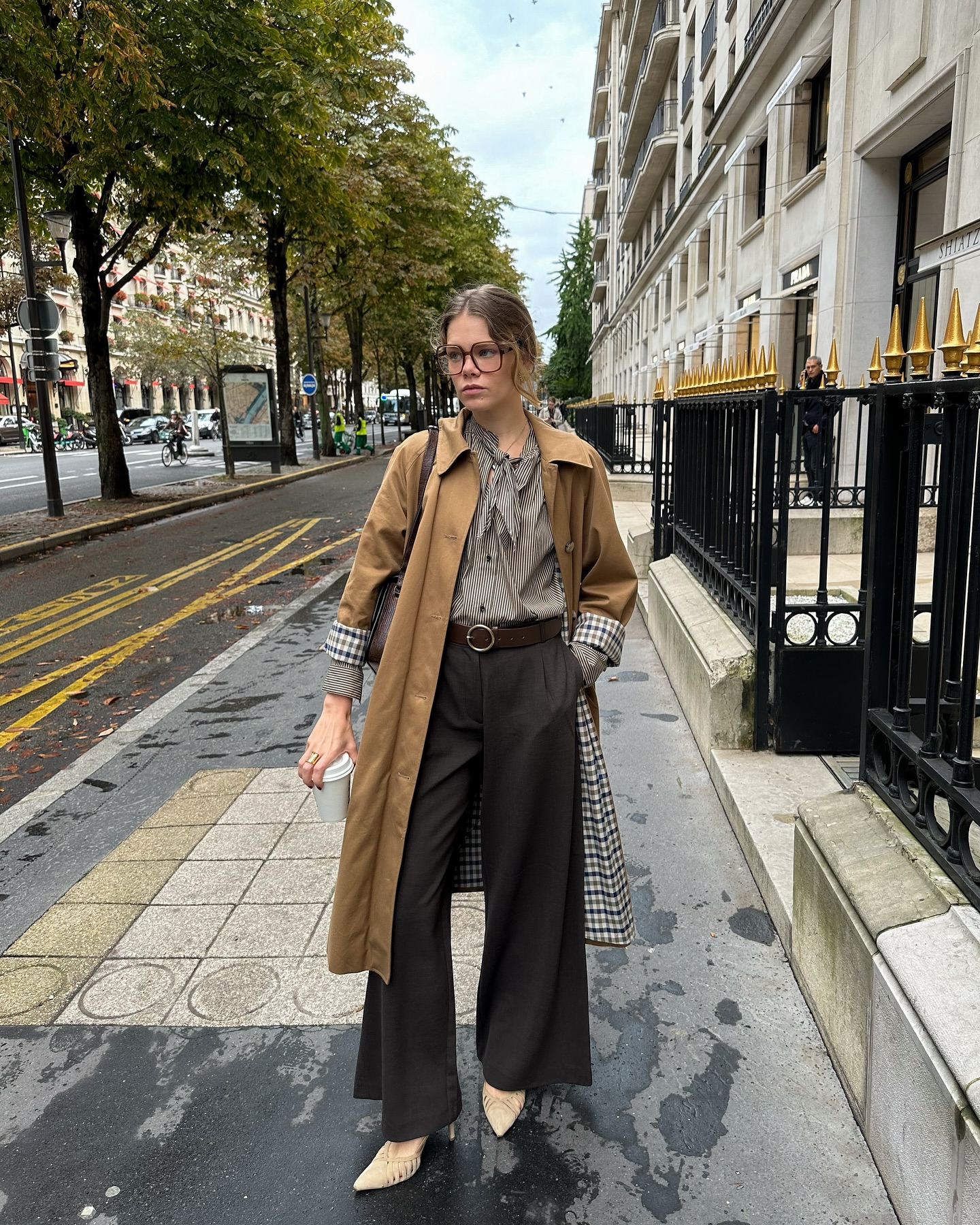 Phụ nữ Ph&aacute;p diện quần ống rộng với 5 mẫu &aacute;o, ai th&iacute;ch style đơn giản c&agrave;ng n&ecirc;n tham khảo- Ảnh 4.