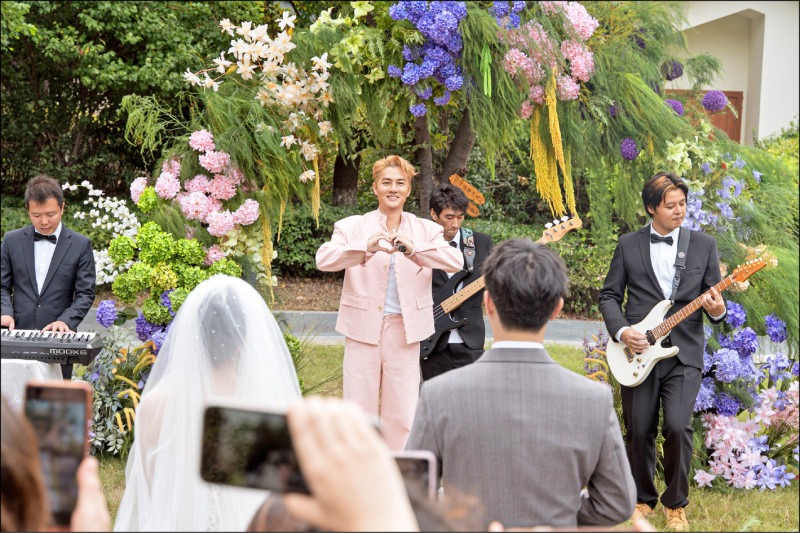 Sự hết thời của 1 Anh Trai Ch&ocirc;ng Gai: Từng khiến con g&aacute;i đại gia đi&ecirc;n đảo, giờ về qu&ecirc; đi h&aacute;t đ&aacute;m cưới dạo- Ảnh 12.