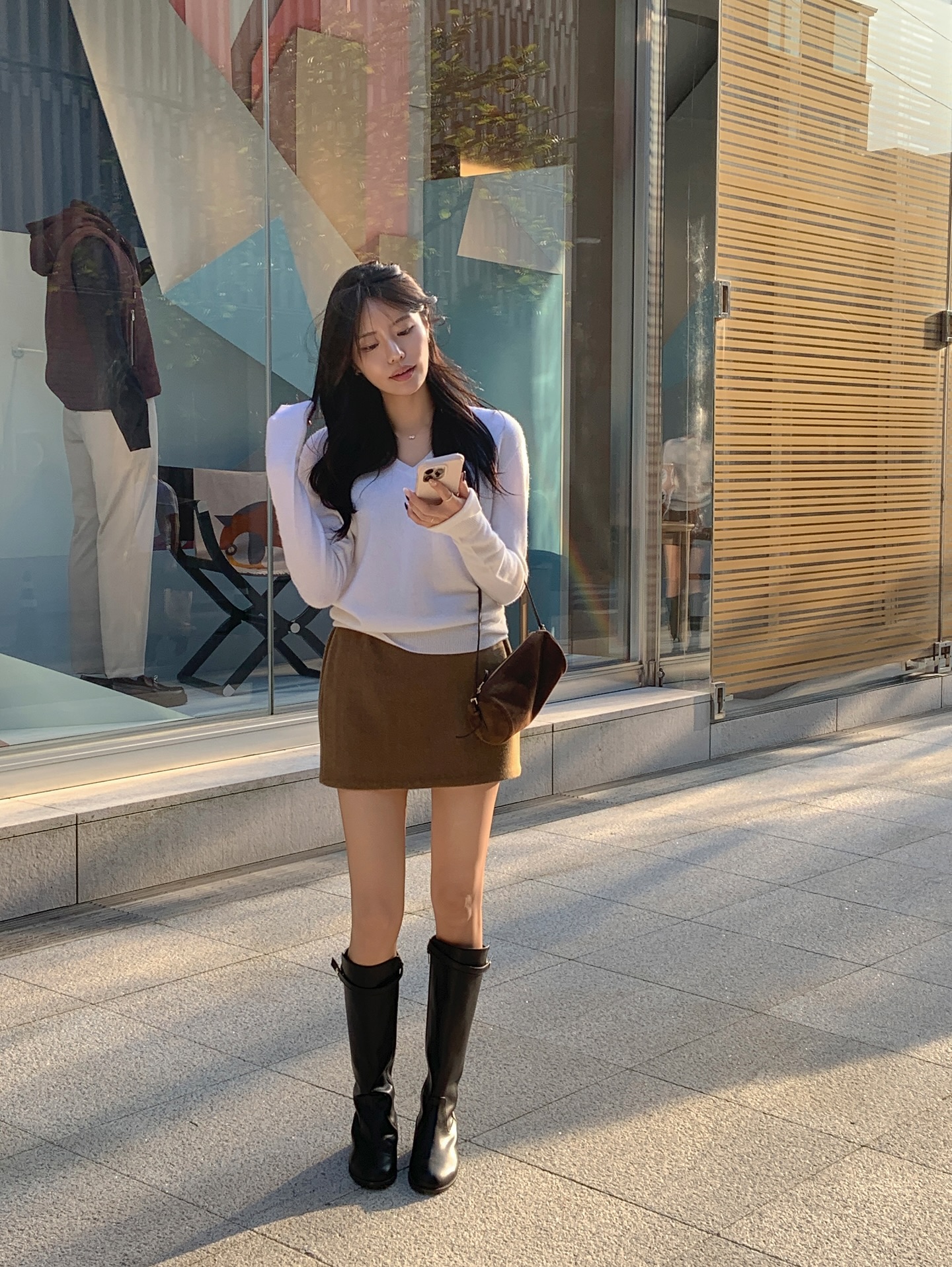 Xu hướng mặc đồ n&acirc;u từ năm ngo&aacute;i tới b&acirc;y giờ vẫn hot: 5 c&aacute;ch mix rất sang m&agrave; kh&ocirc;ng cộng tuổi- Ảnh 7.