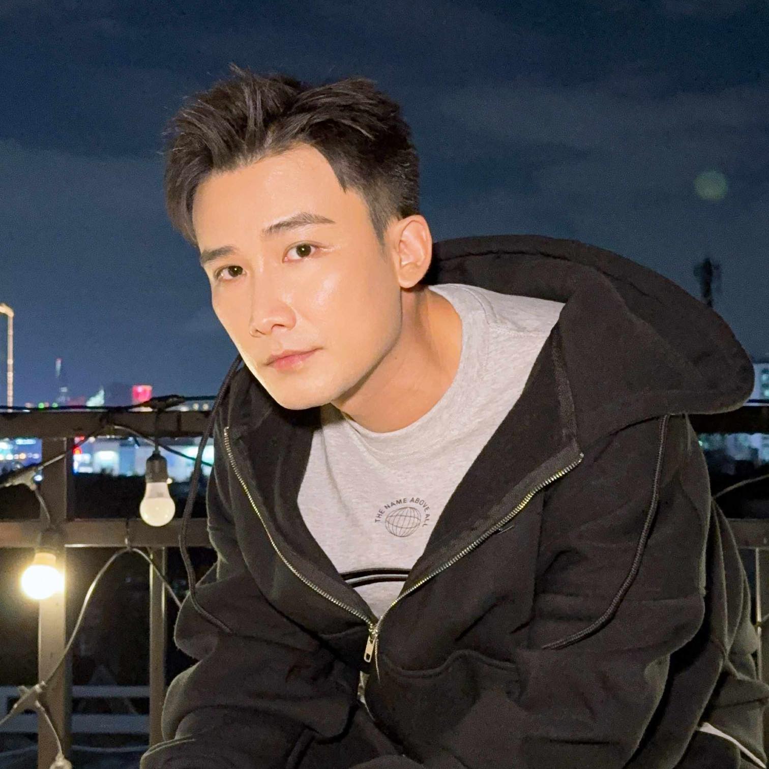 "Ho&agrave;ng tử lai" Vbiz từng l&agrave; Ủy vi&ecirc;n được cả nước nhớ mặt, 20 năm vẫn đẹp trai s&aacute;ng ngời- Ảnh 6.