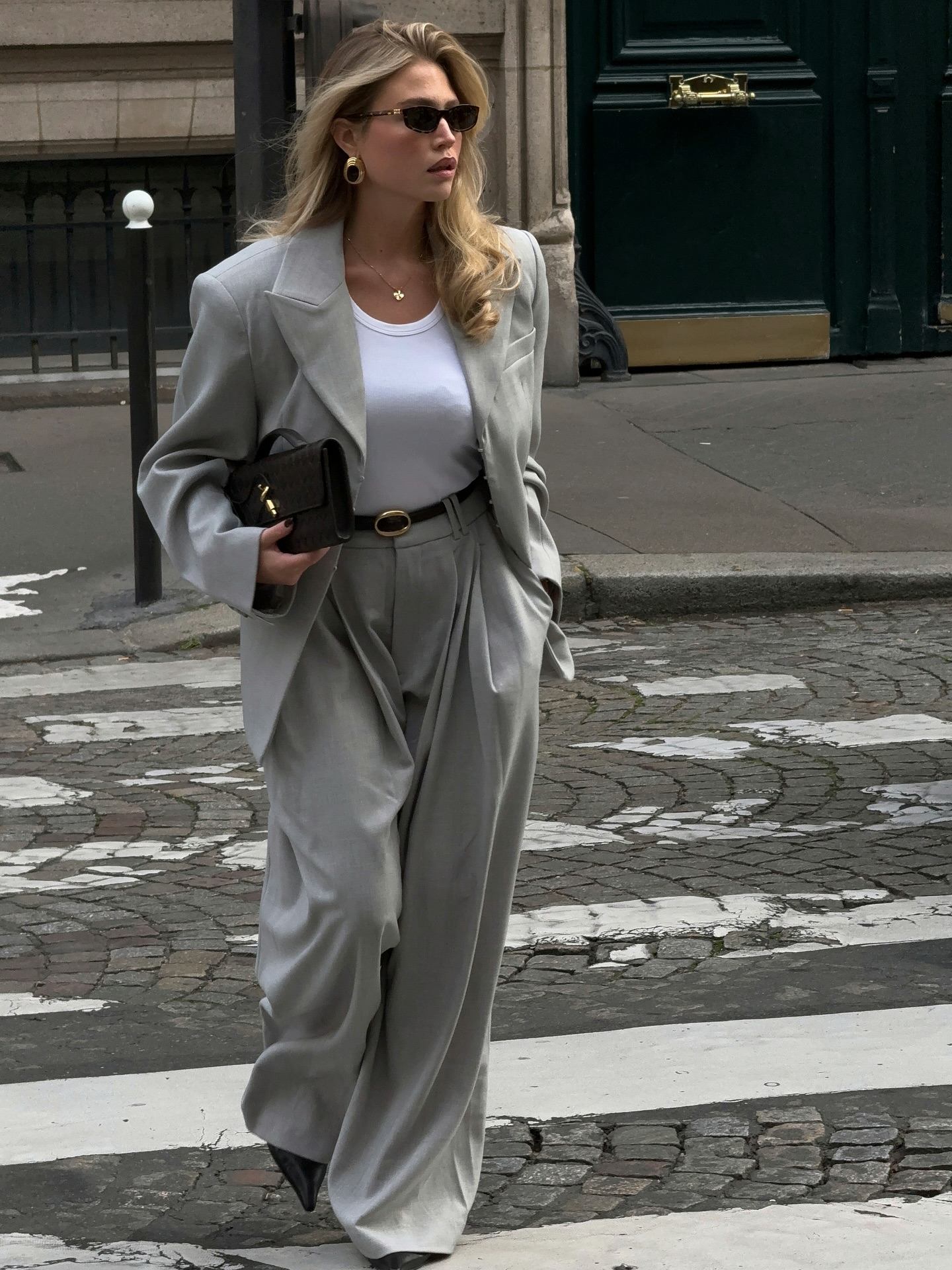 Phụ nữ Ph&aacute;p diện quần ống rộng với 5 mẫu &aacute;o, ai th&iacute;ch style đơn giản c&agrave;ng n&ecirc;n tham khảo- Ảnh 1.