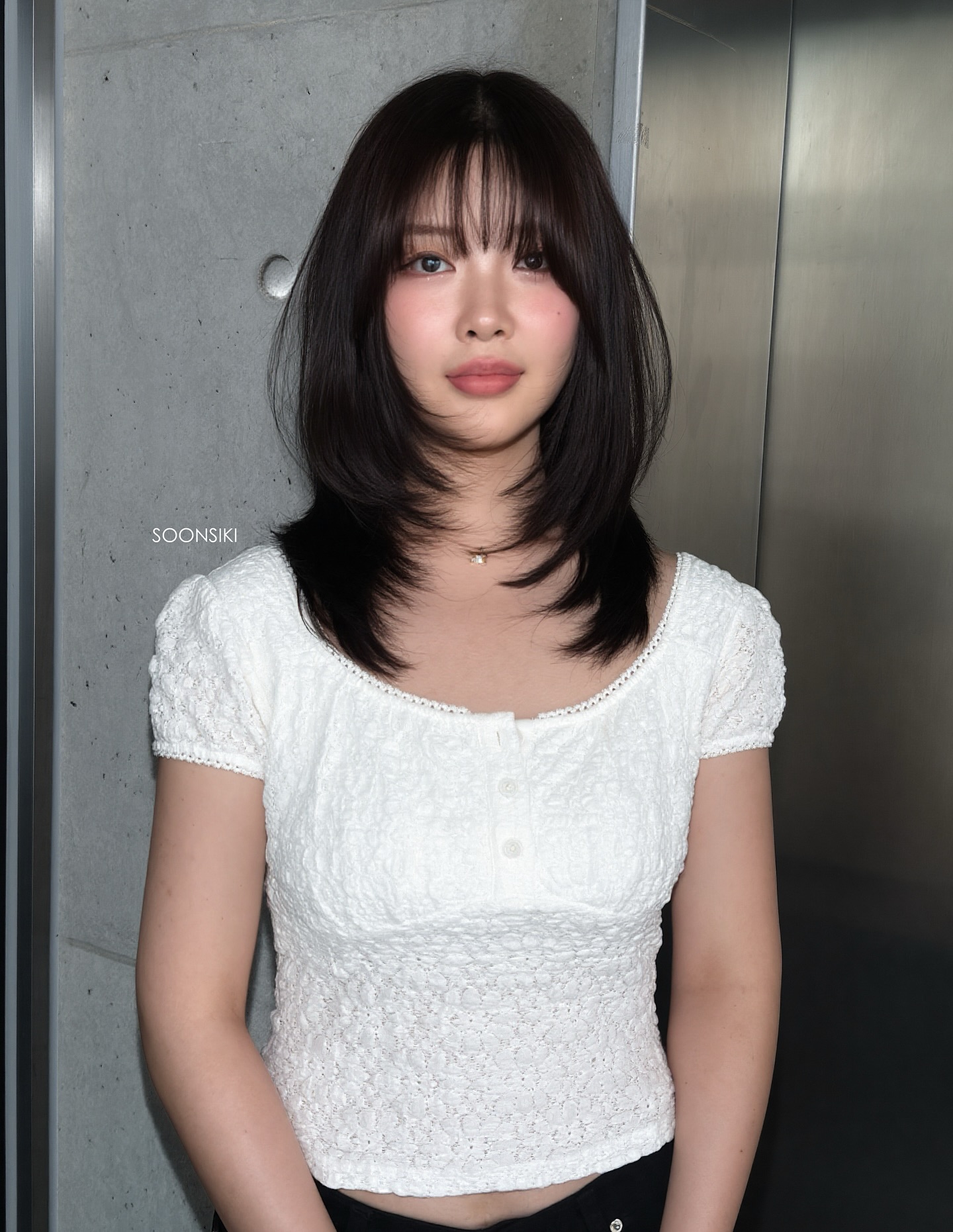 4 kiểu t&oacute;c kh&ocirc;ng cần nhuộm m&agrave;u vẫn rất trẻ, giữ nguy&ecirc;n m&agrave;u đen lại c&agrave;ng sang- Ảnh 9.