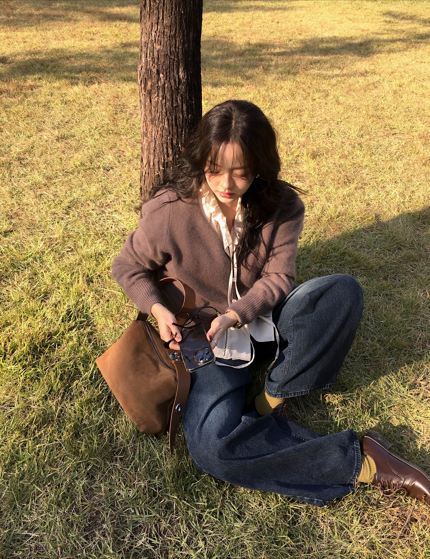 Xu hướng mặc đồ n&acirc;u từ năm ngo&aacute;i tới b&acirc;y giờ vẫn hot: 5 c&aacute;ch mix rất sang m&agrave; kh&ocirc;ng cộng tuổi- Ảnh 4.