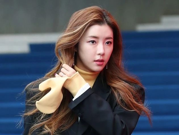 Nữ diễn vi&ecirc;n phim giờ v&agrave;ng t&aacute;i xuất sau khi chồng đại gia bị bắt, netizen phẫn nộ &ldquo;đ&atilde; ly h&ocirc;n chưa m&agrave; đ&ograve;i trở lại&rdquo;- Ảnh 1.