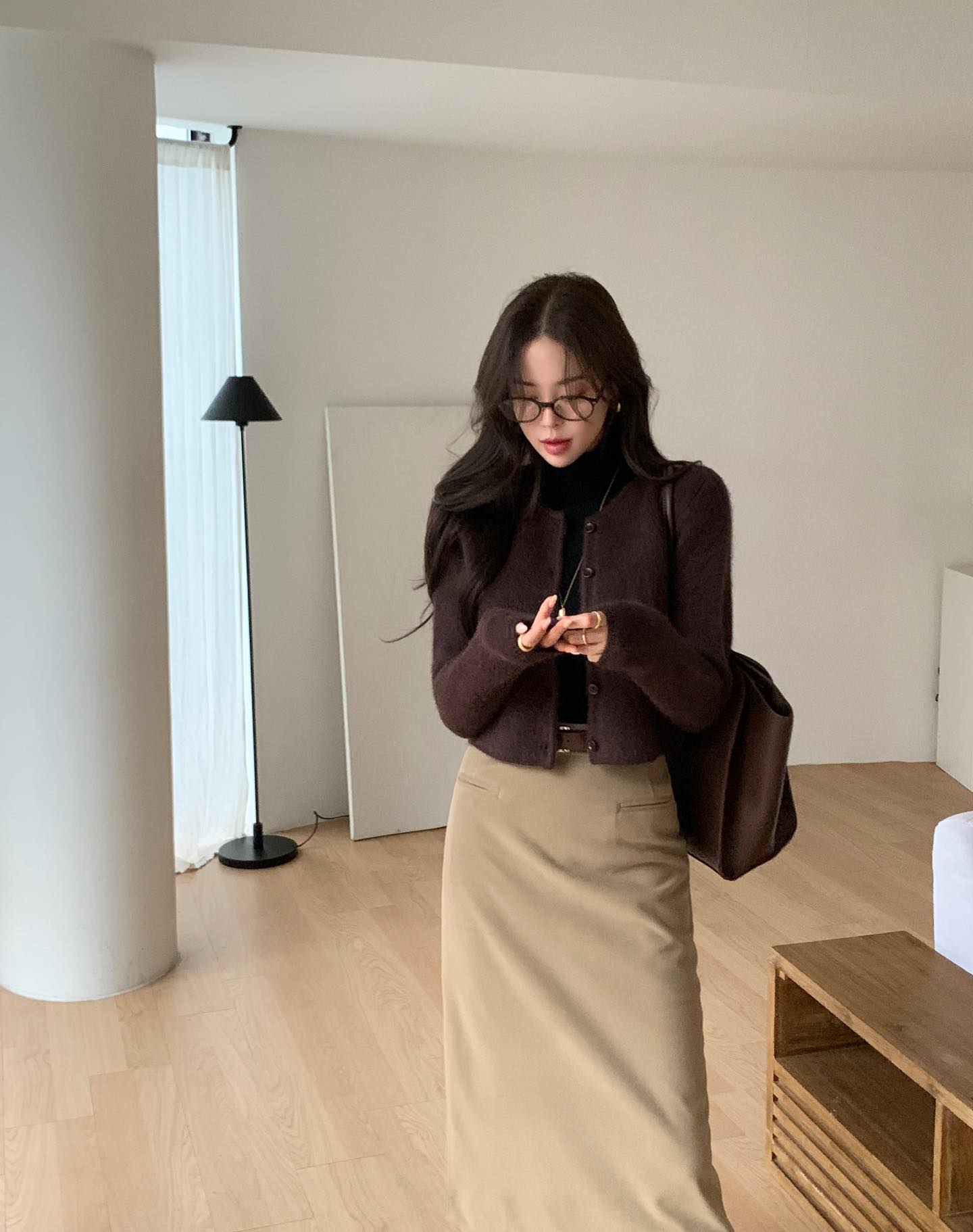 Xu hướng mặc đồ n&acirc;u từ năm ngo&aacute;i tới b&acirc;y giờ vẫn hot: 5 c&aacute;ch mix rất sang m&agrave; kh&ocirc;ng cộng tuổi- Ảnh 5.