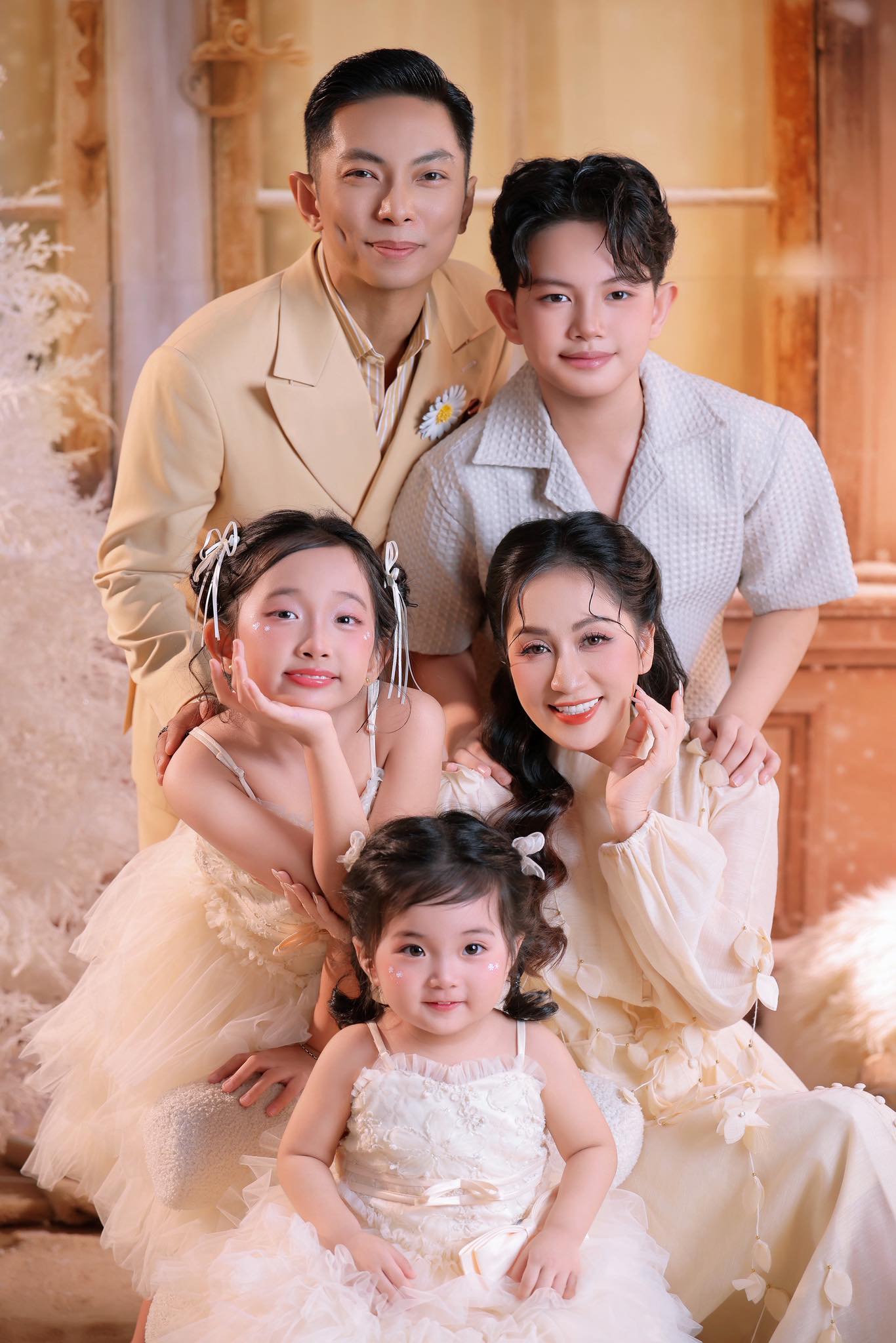 Chồng Kh&aacute;nh Thi: 