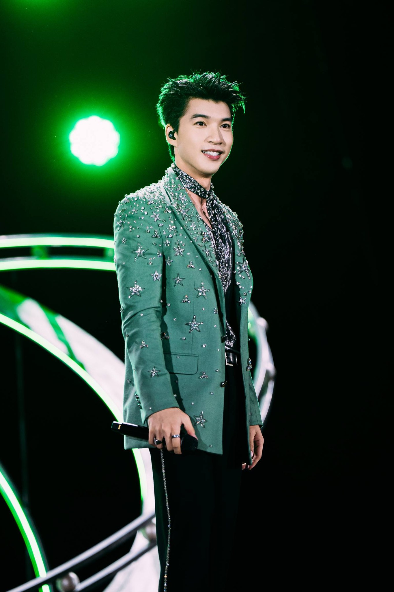 Nam nghệ sĩ Vbiz đắt show bậc nhất, được Bộ VHTTDL vinh danh: N&oacute;i 1 c&acirc;u ủng hộ ngay 400 triệu đồng- Ảnh 3.