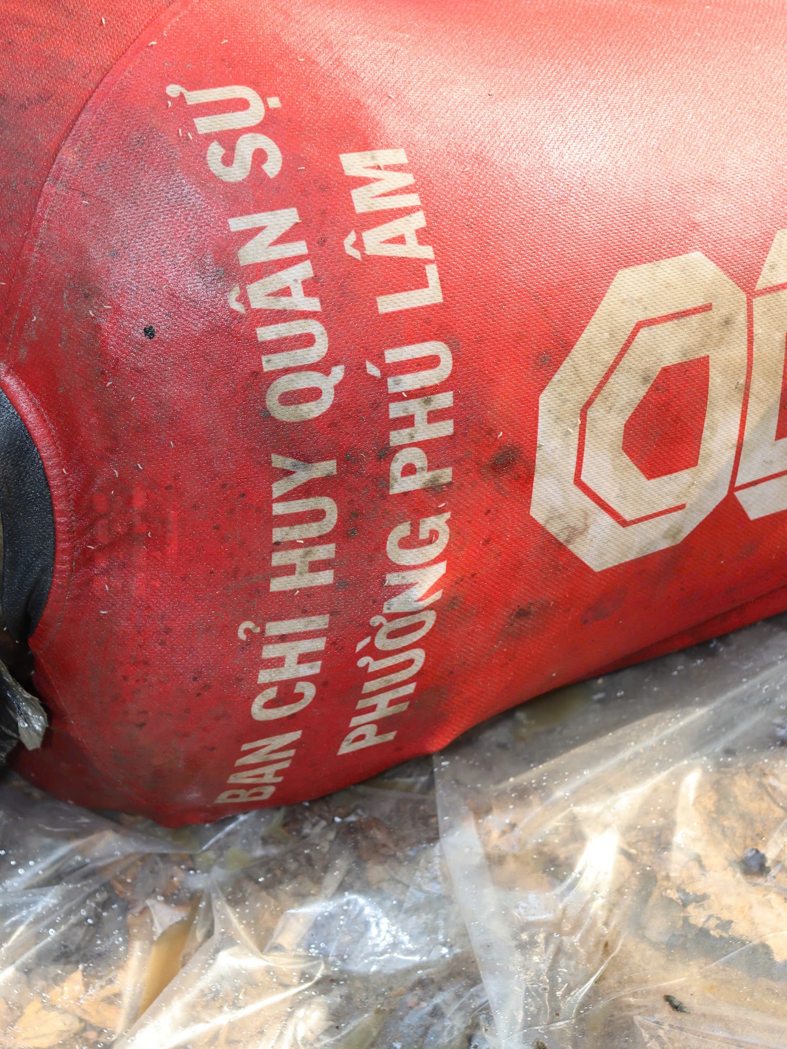 Ai l&agrave; người th&acirc;n nam giới mặc &aacute;o b&oacute;ng đ&aacute; "Ph&uacute; L&acirc;m FC" tr&ocirc;i tr&ecirc;n s&ocirc;ng Rạch Chiếc, li&ecirc;n hệ ngay c&ocirc;ng an- Ảnh 2.