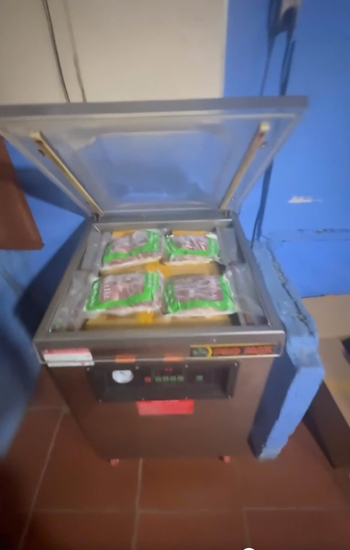 Cận cảnh kho thịt heo "đội lốt" đ&agrave; điểu, d&ecirc;, nai, nh&iacute;m tuồn ra thị trường vừa bị triệt ph&aacute;- Ảnh 2.