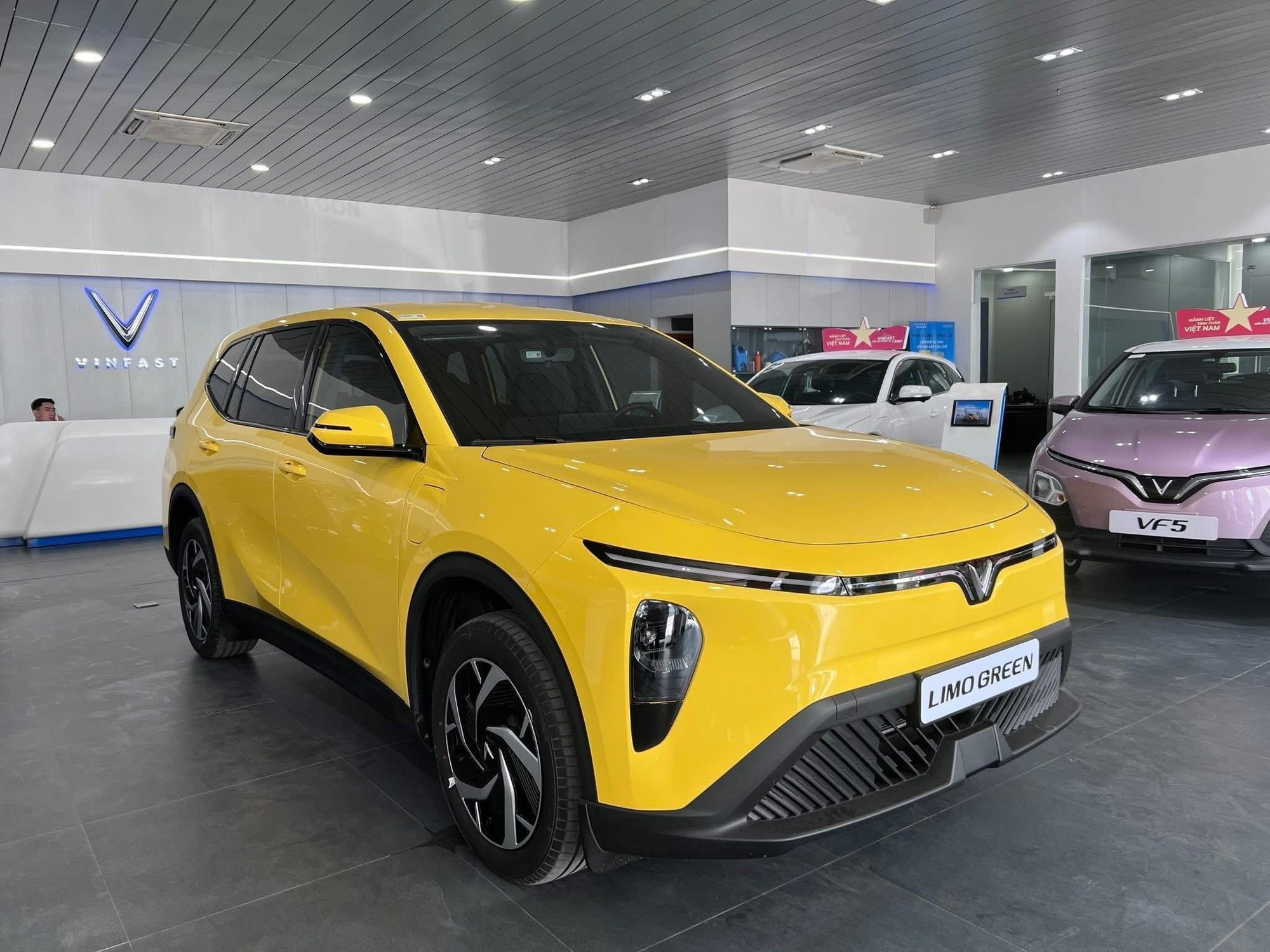 B&aacute;n hơn 27.000 xe trong chưa đầy nửa năm, VinFast Limo Green chấm dứt chuỗi 6 năm &lsquo;vua doanh số&rsquo; ph&acirc;n kh&uacute;c của Mitsubishi Xpander- Ảnh 1.