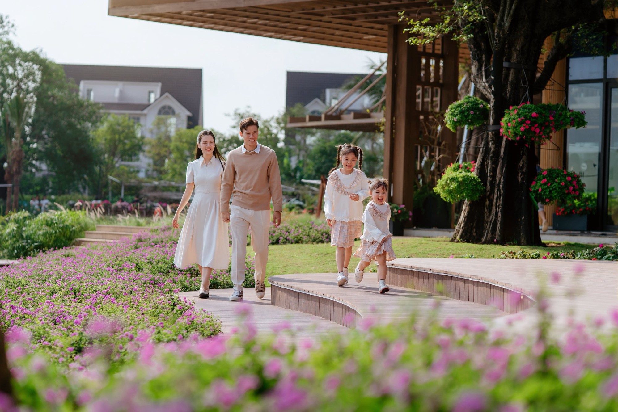 Ngắm bộ ảnh đẹp như ng&ocirc;n t&igrave;nh của đội trưởng tuyển Việt Nam b&ecirc;n Hoa kh&ocirc;i Đại học Vinh v&agrave; con g&aacute;i nhỏ- Ảnh 2.