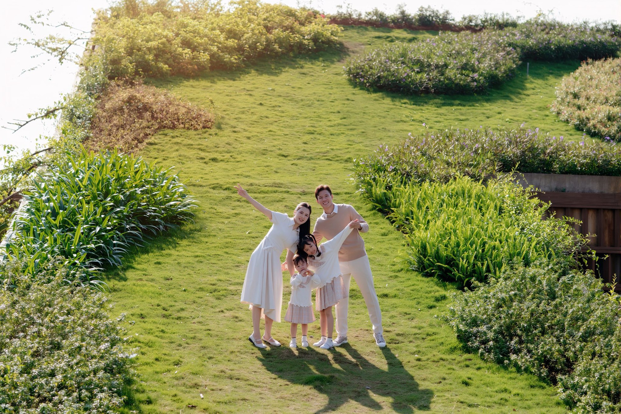 Ngắm bộ ảnh đẹp như ng&ocirc;n t&igrave;nh của đội trưởng tuyển Việt Nam b&ecirc;n Hoa kh&ocirc;i Đại học Vinh v&agrave; con g&aacute;i nhỏ- Ảnh 3.