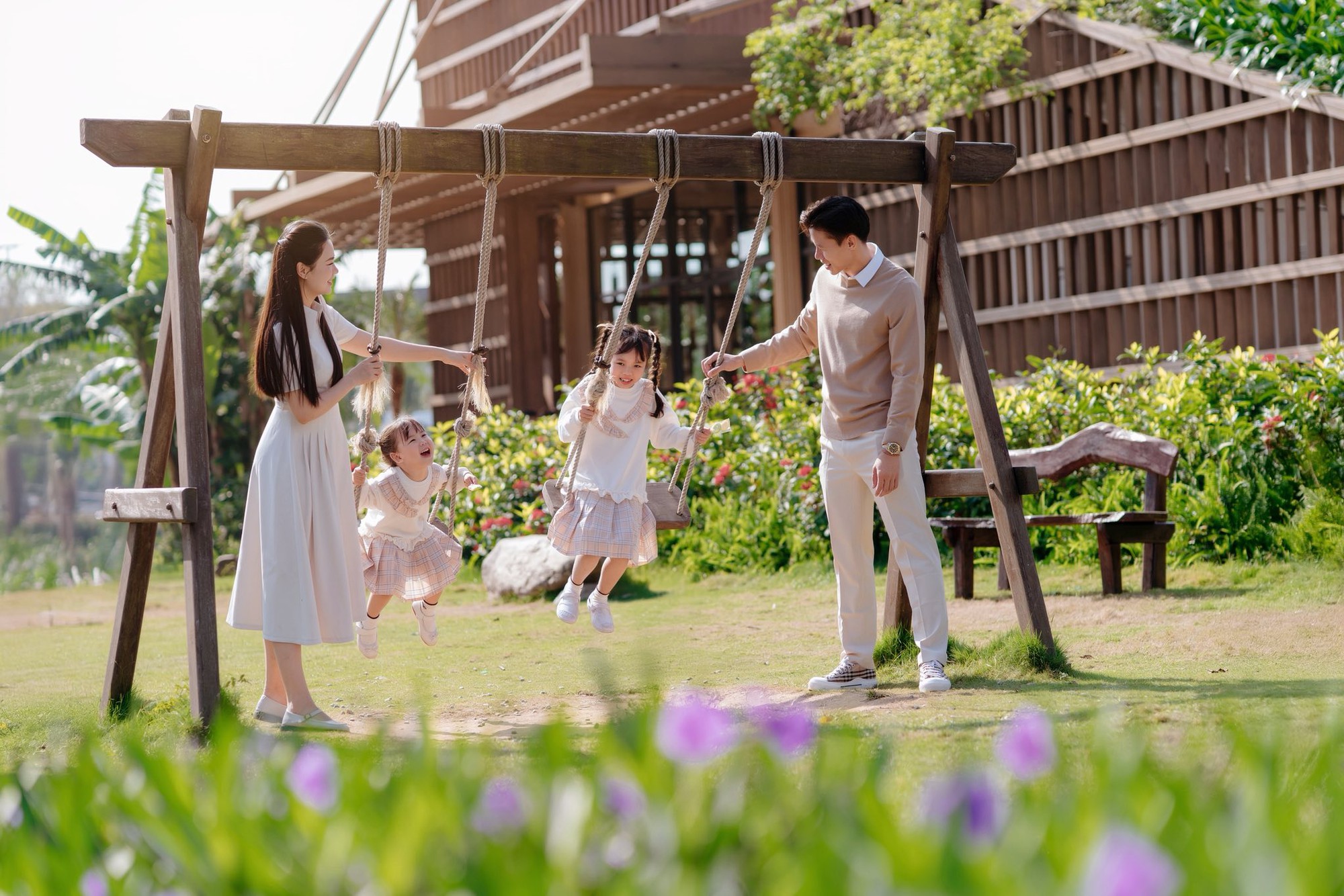 Ngắm bộ ảnh đẹp như ng&ocirc;n t&igrave;nh của đội trưởng tuyển Việt Nam b&ecirc;n Hoa kh&ocirc;i Đại học Vinh v&agrave; con g&aacute;i nhỏ- Ảnh 8.