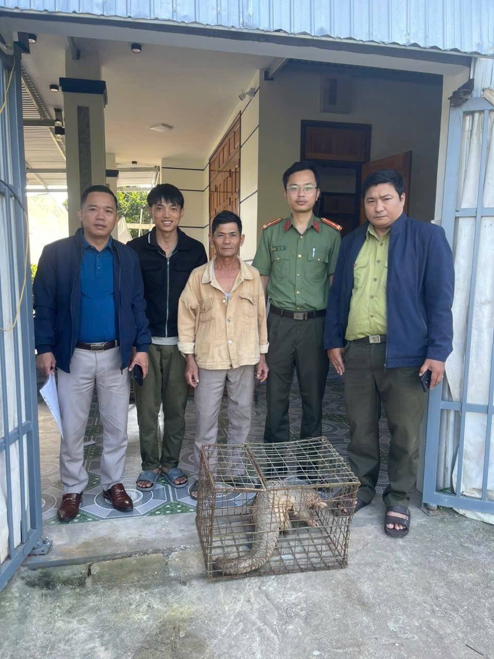 Người đ&agrave;n &ocirc;ng ở Đ&agrave; Nẵng giao nộp con vật qu&yacute; nặng 7 kg- Ảnh 1.