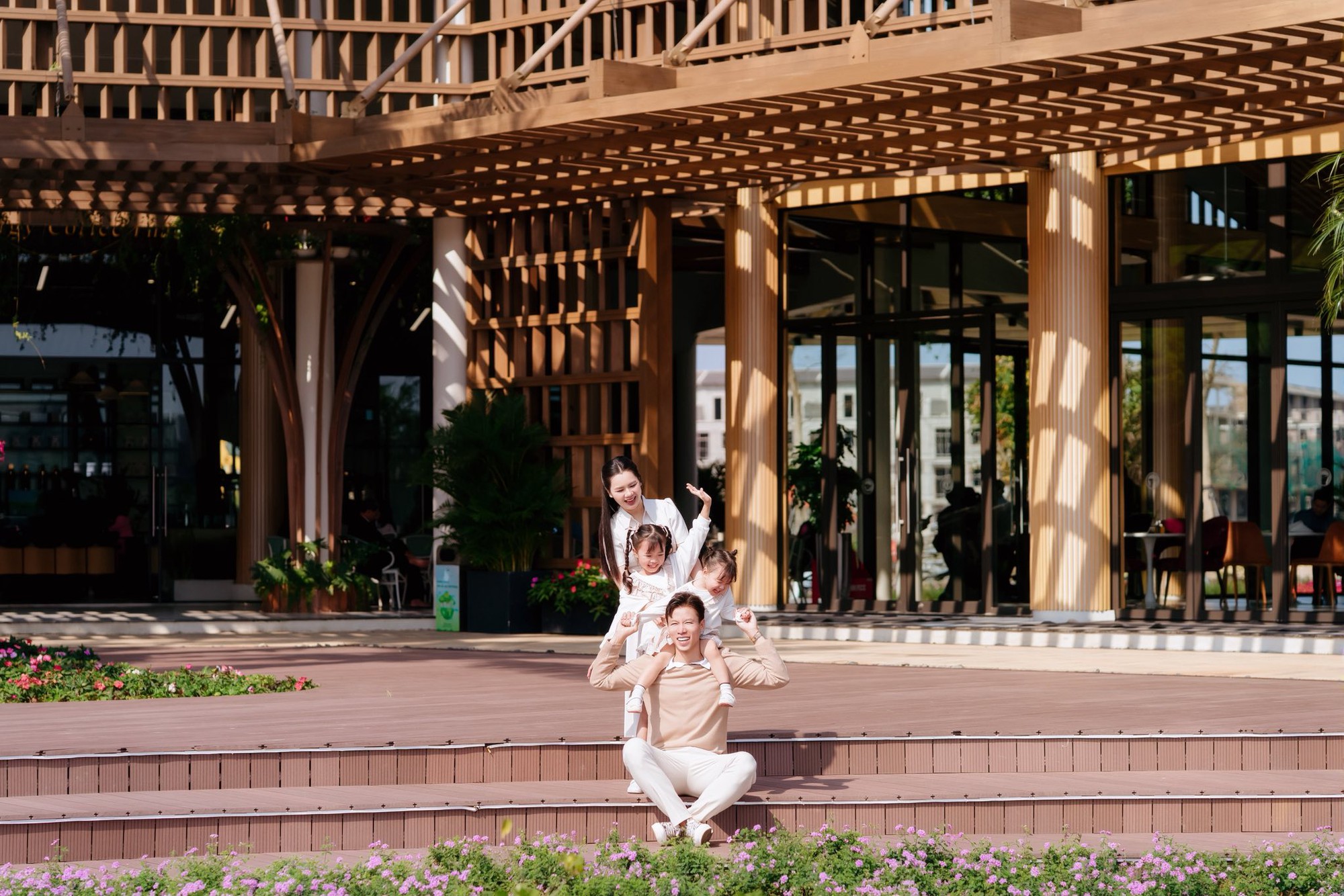 Ngắm bộ ảnh đẹp như ng&ocirc;n t&igrave;nh của đội trưởng tuyển Việt Nam b&ecirc;n Hoa kh&ocirc;i Đại học Vinh v&agrave; con g&aacute;i nhỏ- Ảnh 7.