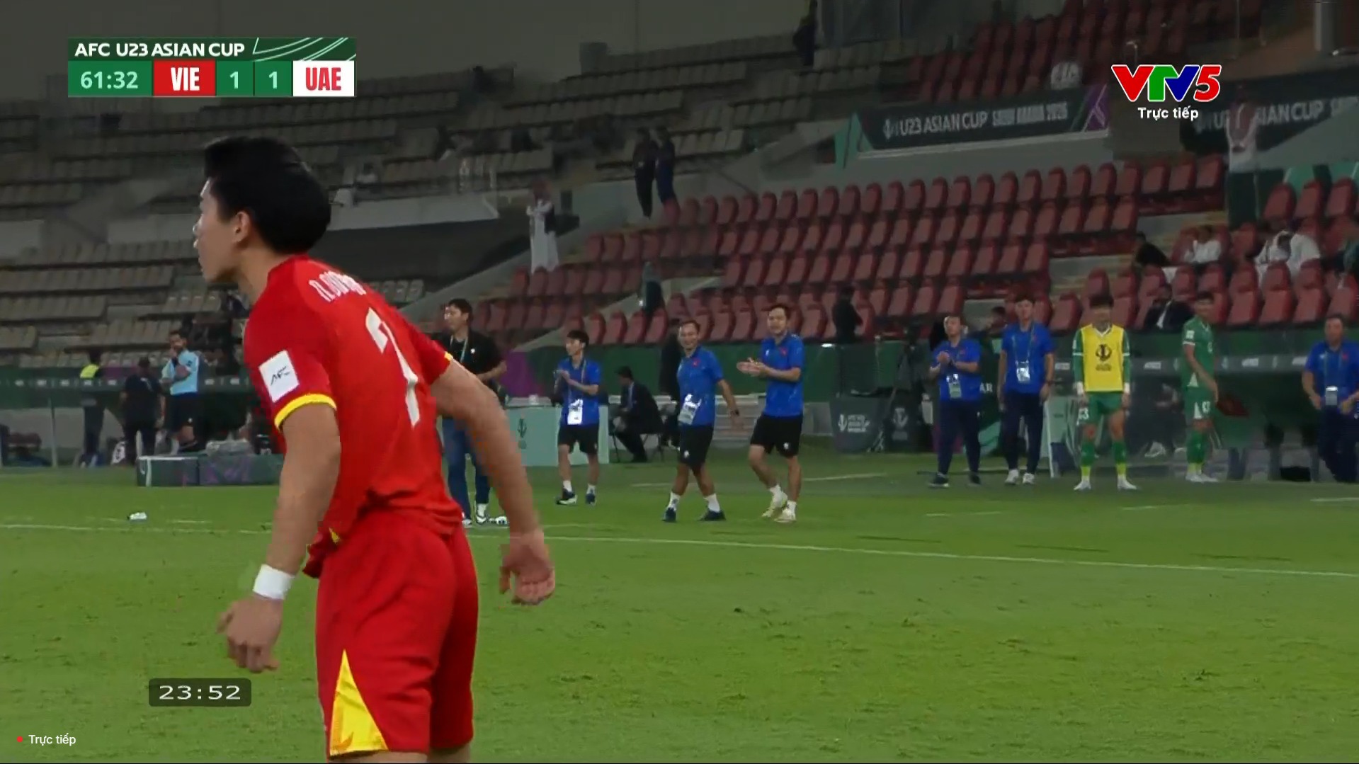 B&ugrave;ng nổ cảm x&uacute;c: Đ&igrave;nh Bắc t&aacute;i hiện c&uacute; đ&aacute;nh đầu ngược tuyệt phẩm của C&ocirc;ng Vinh, gi&uacute;p U23 Việt Nam dẫn trước U23 UAE- Ảnh 3.