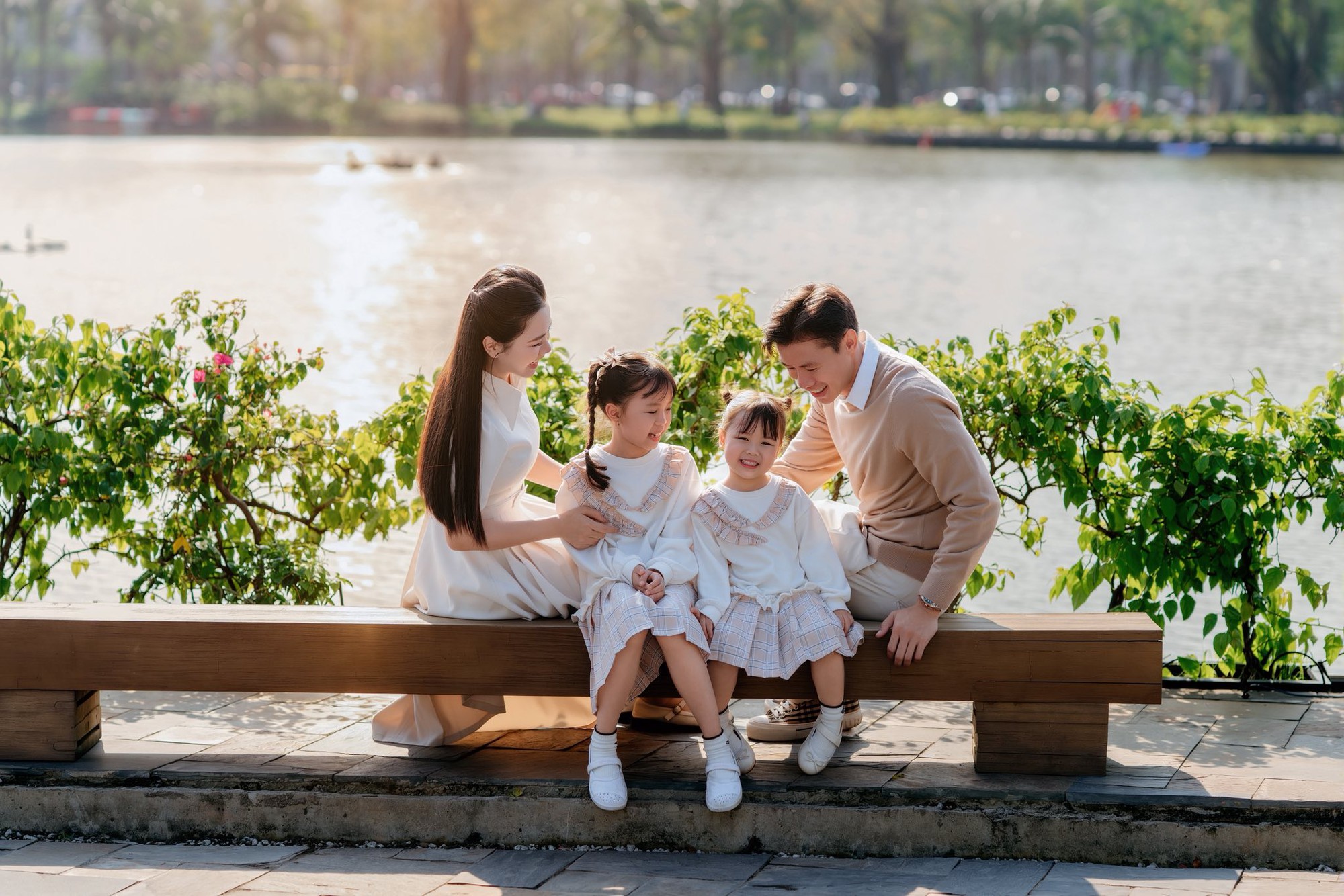 Ngắm bộ ảnh đẹp như ng&ocirc;n t&igrave;nh của đội trưởng tuyển Việt Nam b&ecirc;n Hoa kh&ocirc;i Đại học Vinh v&agrave; con g&aacute;i nhỏ- Ảnh 1.