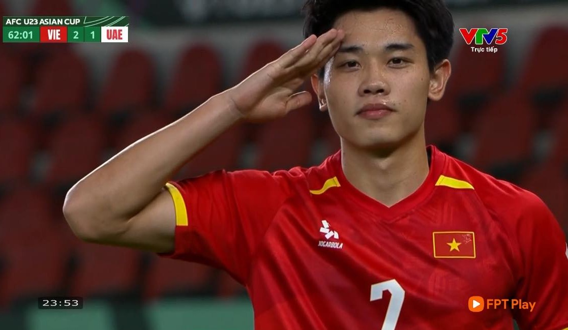 B&ugrave;ng nổ cảm x&uacute;c: Đ&igrave;nh Bắc t&aacute;i hiện c&uacute; đ&aacute;nh đầu ngược tuyệt phẩm của C&ocirc;ng Vinh, gi&uacute;p U23 Việt Nam dẫn trước U23 UAE- Ảnh 1.