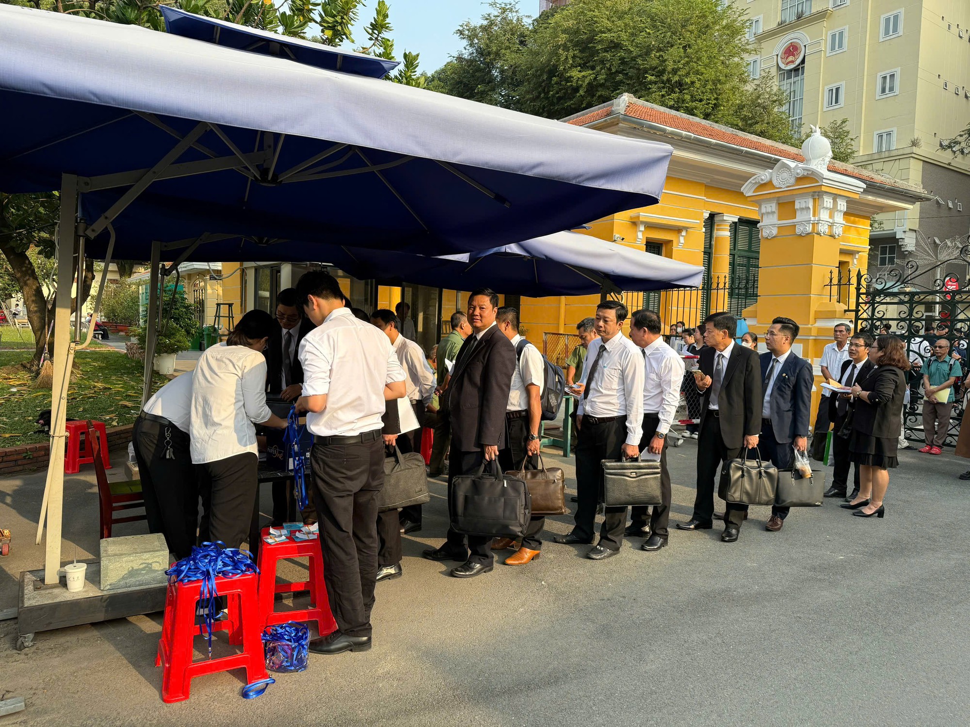 H&igrave;nh ảnh 100 bị c&aacute;o hầu t&ograve;a tại TPHCM trong vụ "b&atilde;o" phiếu thử nghiệm giả- Ảnh 2.