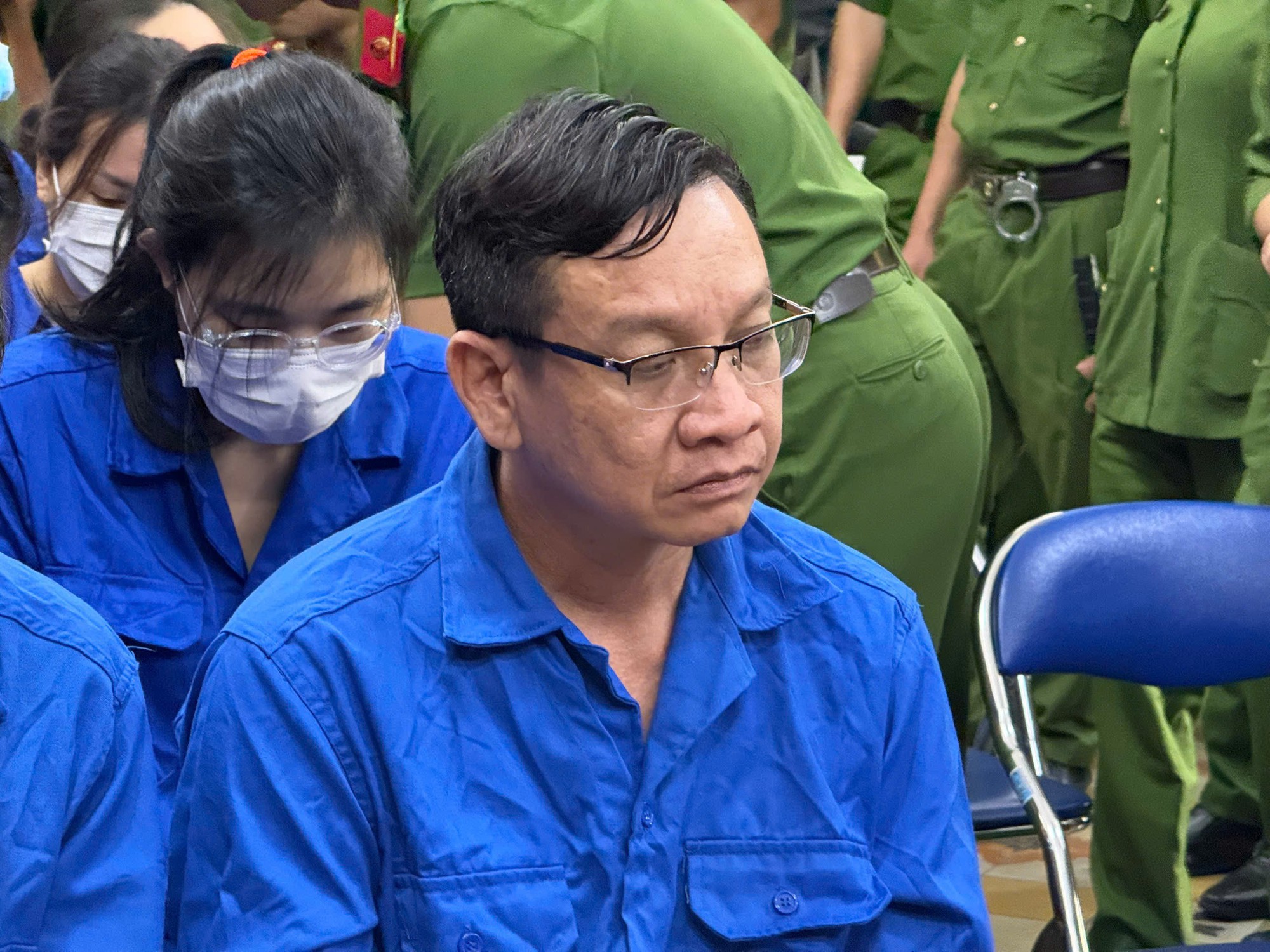 H&igrave;nh ảnh 100 bị c&aacute;o hầu t&ograve;a tại TPHCM trong vụ "b&atilde;o" phiếu thử nghiệm giả- Ảnh 5.