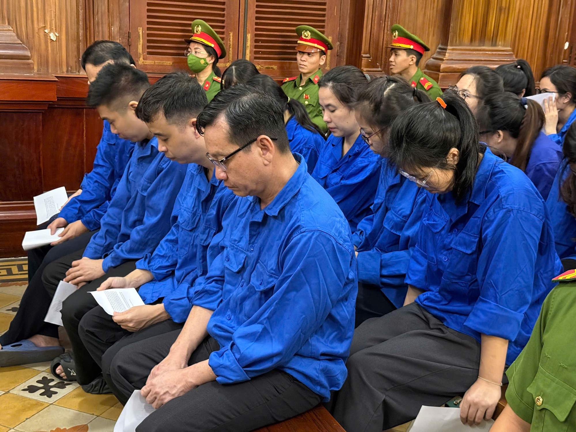 H&igrave;nh ảnh 100 bị c&aacute;o hầu t&ograve;a tại TPHCM trong vụ "b&atilde;o" phiếu thử nghiệm giả- Ảnh 4.