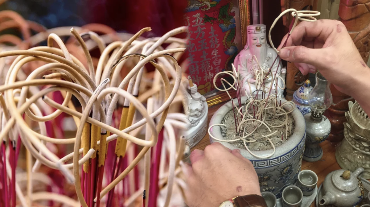 Ch&acirc;n hương tầng tầng, lớp lớp d&ugrave; chưa đến 23 th&aacute;ng Chạp: C&oacute; được tỉa bớt cho gọn, hay phải đợi?- Ảnh 3.