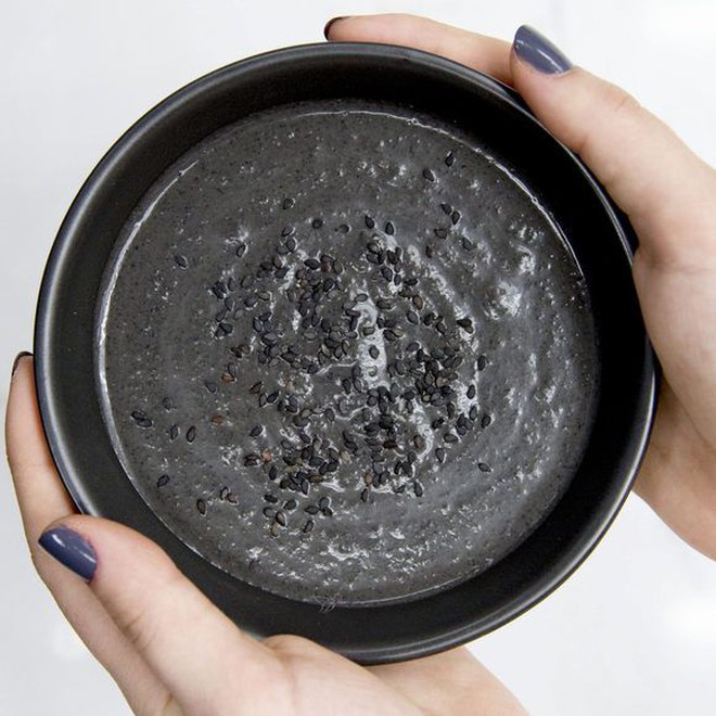 Thứ nước m&agrave;u đen kh&ocirc;ng bắt mắt nhưng uống v&agrave;o t&oacute;c đẹp th&ocirc;i rồi: U60 đầu kh&ocirc;ng t&oacute;c bạc cũng nhờ vậy- Ảnh 4.