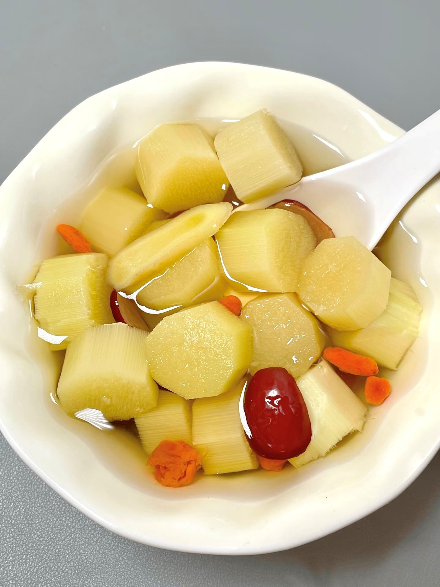 M&ugrave;a đ&ocirc;ng da kh&ocirc; nứt nẻ, m&ocirc;i bong tr&oacute;c, đừng vội mua mỹ phẩm đắt tiền: H&atilde;y đun ngay nồi nước 