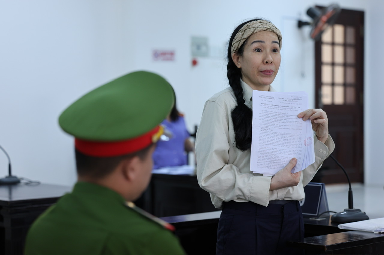 Vụ &aacute;n li&ecirc;n quan vợ chồng Nguyễn Phương Hằng: B&agrave; Đinh Lan k&ecirc;u oan v&igrave;... mất điện thoại- Ảnh 2.