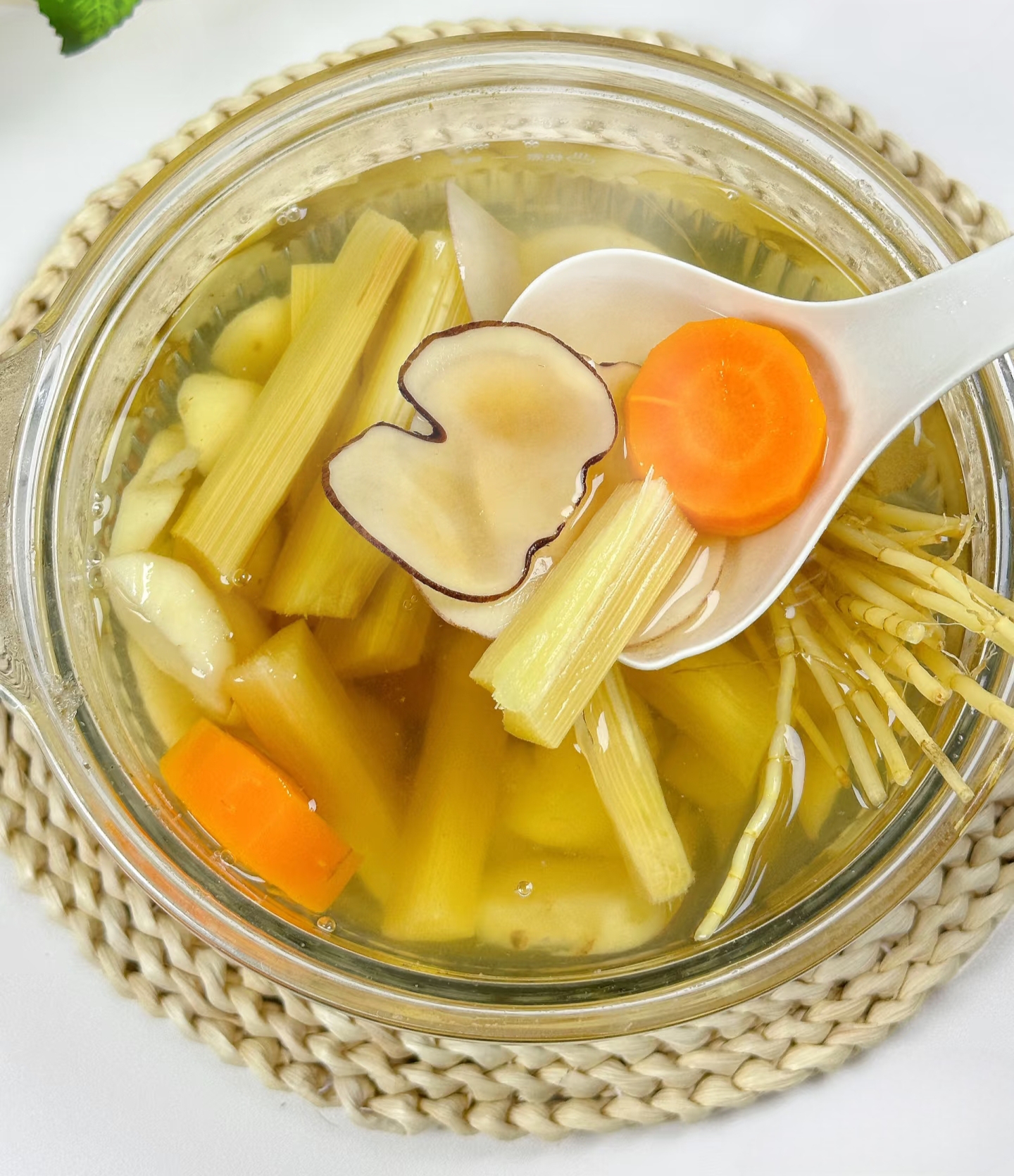 M&ugrave;a đ&ocirc;ng da kh&ocirc; nứt nẻ, m&ocirc;i bong tr&oacute;c, đừng vội mua mỹ phẩm đắt tiền: H&atilde;y đun ngay nồi nước 