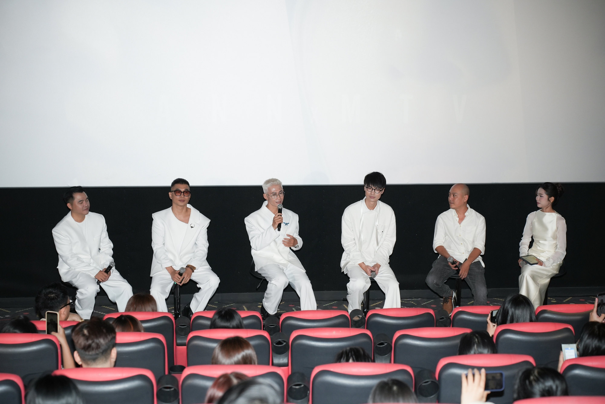 Karik hỏi thẳng: &ldquo;Ca sĩ ảo biểu diễn thế n&agrave;o, c&oacute; l&agrave;m rapper được kh&ocirc;ng?&rdquo;- Ảnh 3.