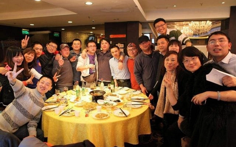 Mời họp lớp 15 người, đến nơi gấp đ&ocirc;i "qu&acirc;n số": Chủ tiệc l&agrave;m một điều khiến cả b&agrave;n ăn chết lặng- Ảnh 1.