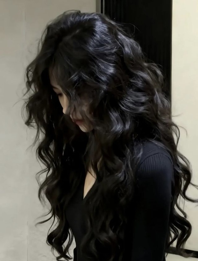 Thứ nước m&agrave;u đen kh&ocirc;ng bắt mắt nhưng uống v&agrave;o t&oacute;c đẹp th&ocirc;i rồi: U60 đầu kh&ocirc;ng t&oacute;c bạc cũng nhờ vậy- Ảnh 3.