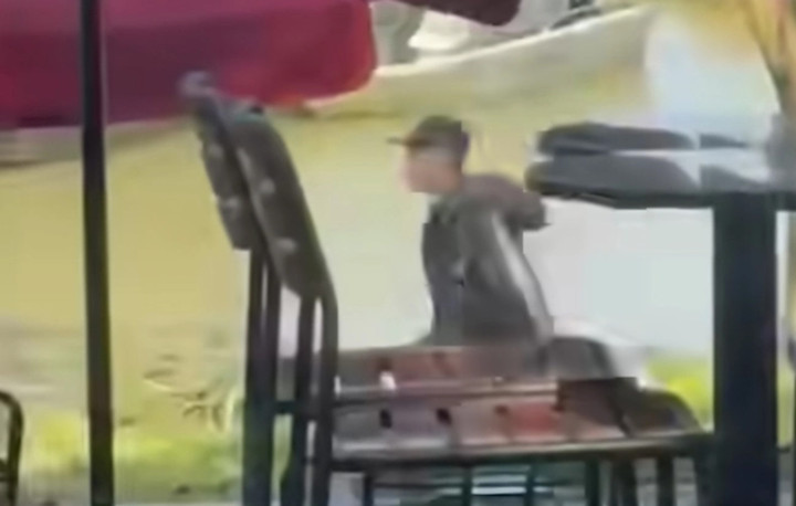 Người đ&agrave;n &ocirc;ng mang dao rựa rượt ch&eacute;m người, qu&aacute;n c&agrave; ph&ecirc; ven s&ocirc;ng Hương n&aacute;o loạn- Ảnh 1.