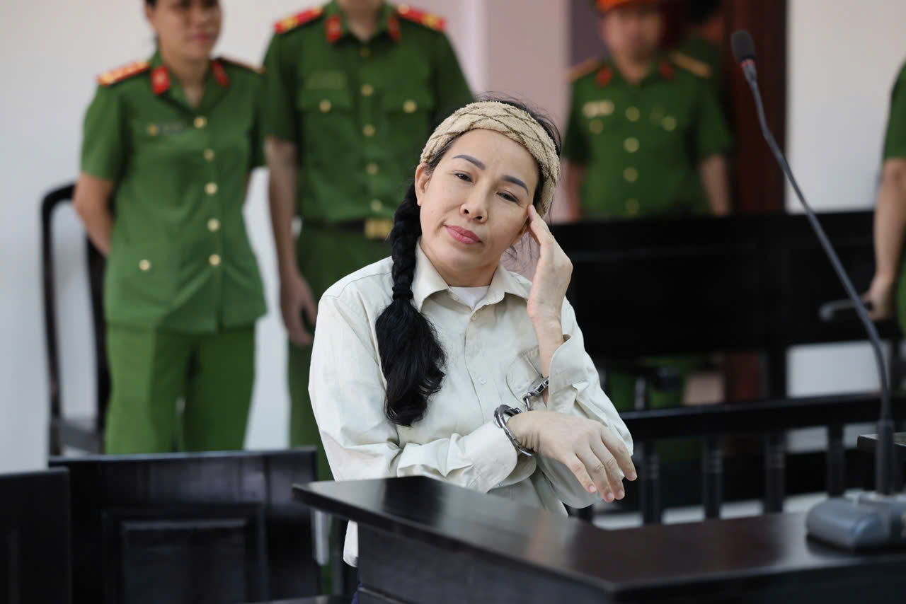 Vợ chồng b&agrave; Nguyễn Phương Hằng kh&ocirc;ng đến to&agrave; theo giấy triệu tập, b&agrave; Đinh Lan muốn ho&atilde;n phi&ecirc;n to&agrave;- Ảnh 3.