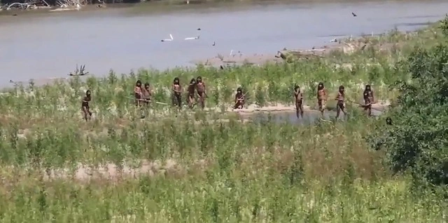 Lần đầu c&ocirc;ng bố ảnh của bộ lạc b&iacute; ẩn nhất thế giới, chuy&ecirc;n gia n&oacute;i vẫn c&ograve;n khoảng 200 cộng đồng tương tự- Ảnh 1.